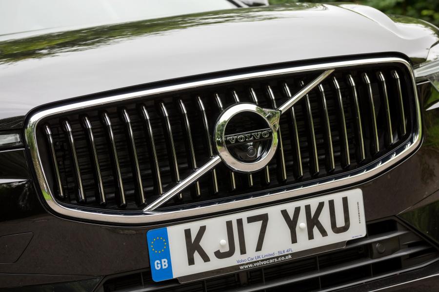 Логотип Volvo XC60 T8 Inscription 2017 года  (UK) (фото 23 из 40)